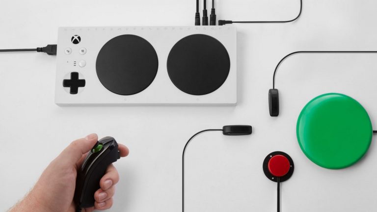 Microsoft giới thiệu Xbox Adaptive Controller, “tay cầm” giúp người khuyết tật chơi game dễ dàng