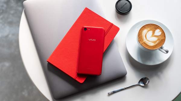 Đặt trước Vivo Y81 Red, khách được tặng sạc dự phòng và thẻ nhớ