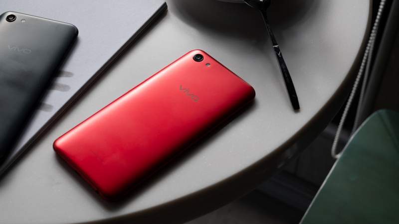 Đặt trước Vivo Y81 Red, khách được tặng sạc dự phòng và thẻ nhớ