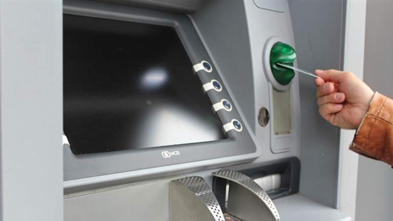 Từ 15/7, phí rút tiền ATM nội mạng Vietcombank là 1.650 đồng