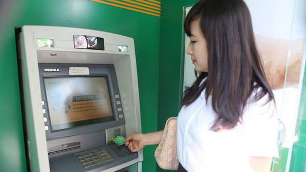 Ngân hàng Nhà nước "tuýt còi" tăng phí rút tiền ATM của các ngân hàng