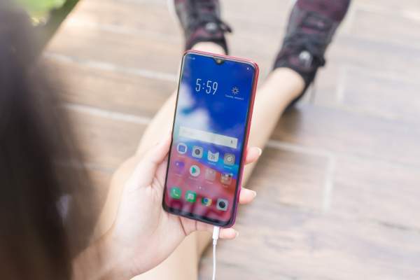 FPT Shop: Hơn 11.000 đơn đặt hàng OPPO F9, 1800 máy bán ra
