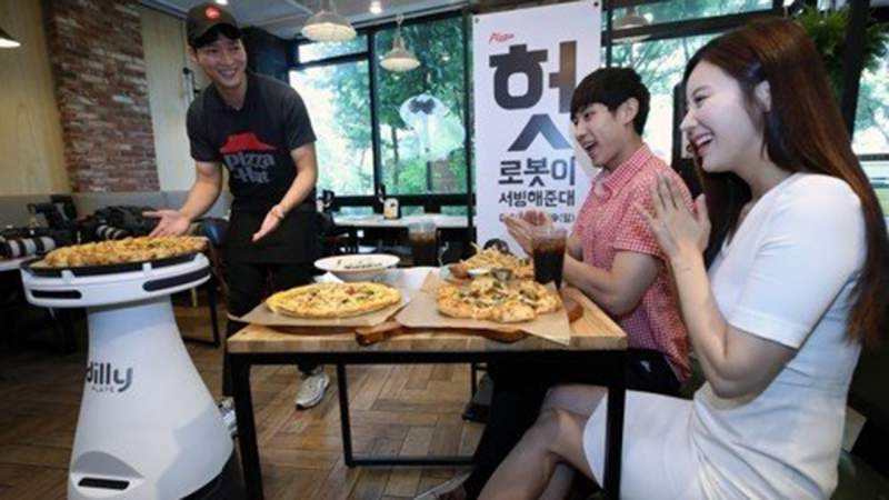 Robot Dilly Plate phục vụ pizza cho khách