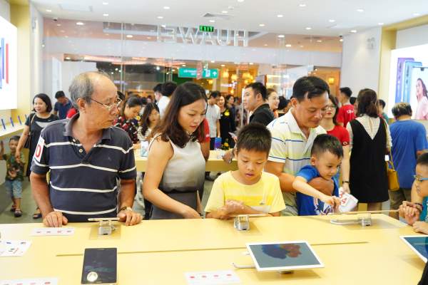 Huawei khai trương cửa hàng trải nghiệm đầu tiên tại Việt Nam