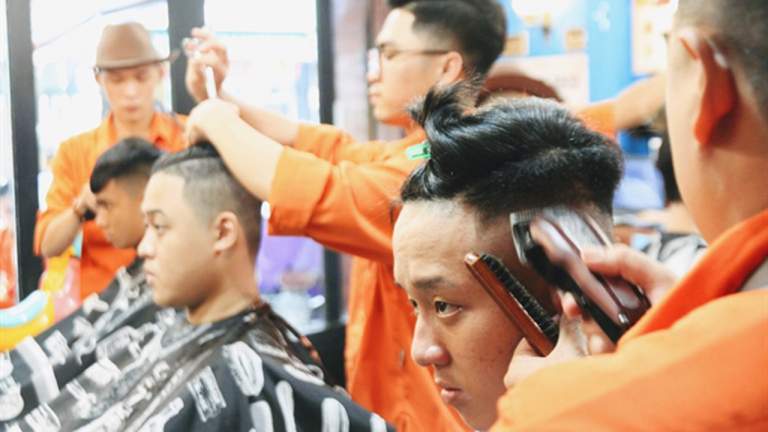 Chỉ cần đọc ‘pass’ đang chạy xe ôm, tài xế sẽ được miễn phí cắt tóc