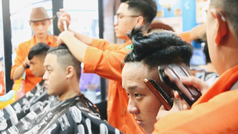Chỉ cần đọc ‘pass’ đang chạy xe ôm, tài xế sẽ được miễn phí cắt tóc