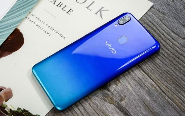 Chọn điện thoại màn hình giọt nước 4 triệu đồng