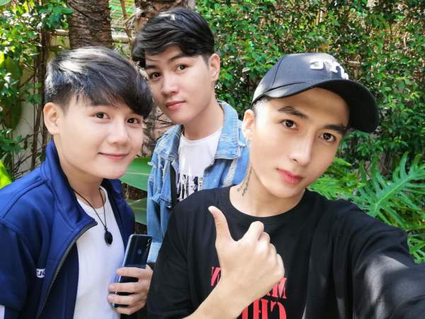 Không khó để phái mạnh trổ tài selfie