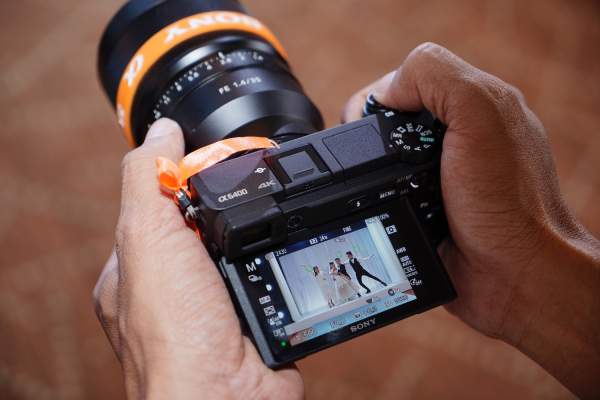 Sony α6400: Máy ảnh không gương lật có tốc độ lấy nét nhanh nhất thế giới