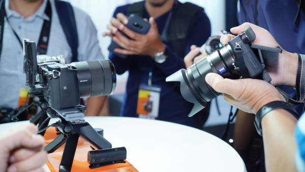 Sony α6400: Máy ảnh không gương lật có tốc độ lấy nét nhanh nhất thế giới