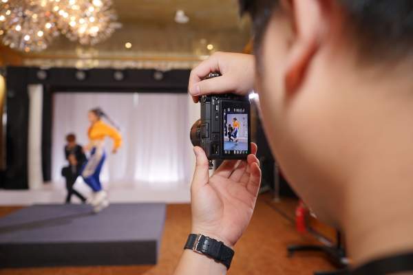 Sony α6400: Máy ảnh không gương lật có tốc độ lấy nét nhanh nhất thế giới