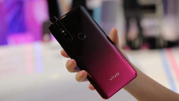 Chọn điện thoại có camera "tàng hình"