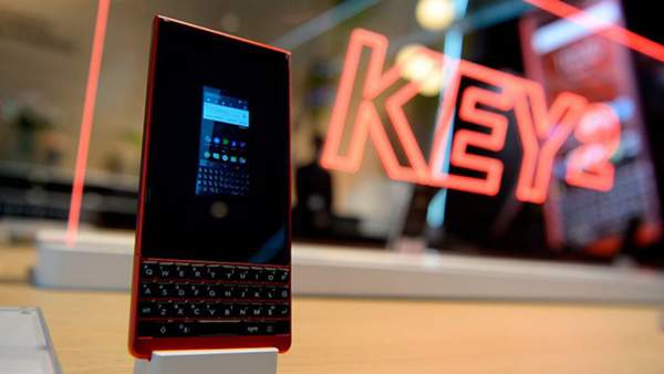 BlackBerry KEY2 phiên bản màu đỏ bán ra giá 16,23 triệu đồng