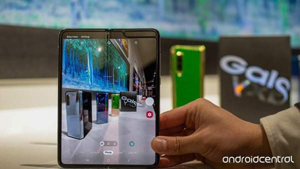 Smartphone gập Galaxy Fold chưa bán ra đã lỗi màn hình