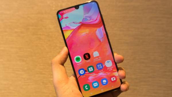 Samsung Galaxy A70: "Khủng long" cô đơn