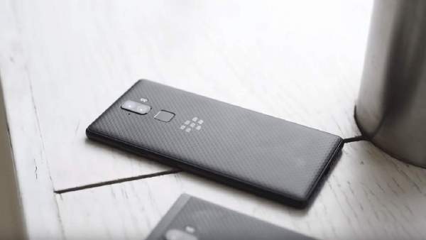 Điện thoại 8 triệu đồng: Blackberry Evolve hay Xiaomi Mi 8?