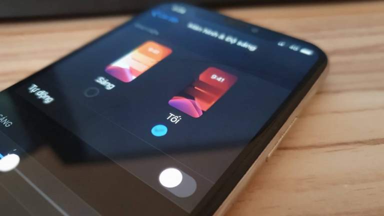 Cách bật dark mode trên iOS 13