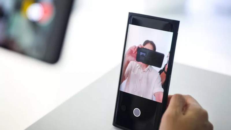 Oppo ra mắt camera selfie dưới màn hình đầu tiên trên thế giới