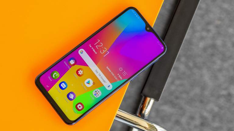 Chọn điện thoại pin trâu 5.000mAh: Vivo Y15 và Galaxy M20