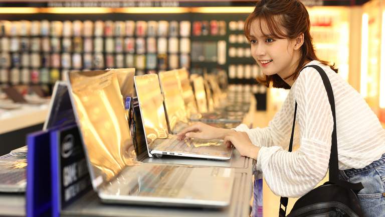 Tân sinh viên mua laptop được giảm 5 triệu đồng