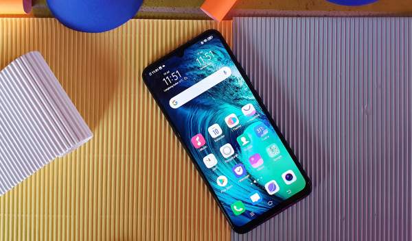 Vivo S1: vỏ lung linh, pin bền bỉ