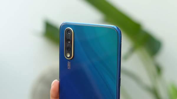 Vivo S1: vỏ lung linh, pin bền bỉ