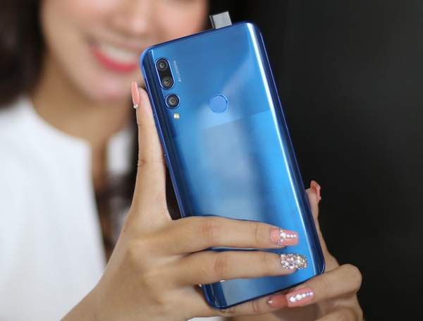 Smartphone camera “thò thụt” giá 6 triệu đồng: Chọn Huawei Y9 Prime hay Realme X?