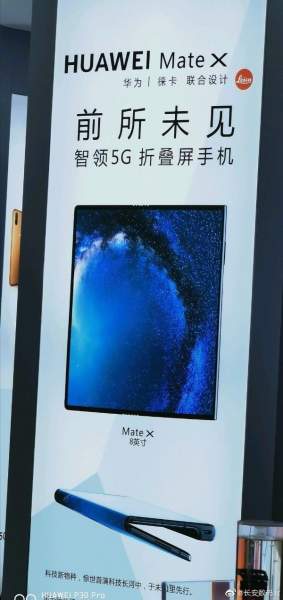 Poster quảng cáo Huawei Mate X xuất hiện tại một cửa hàng ở Trung Quốc