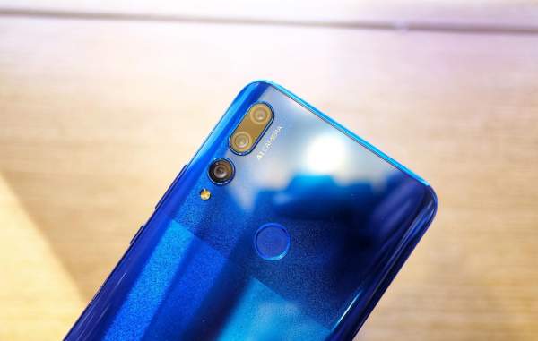 Smartphone camera “thò thụt” giá 6 triệu đồng: Chọn Huawei Y9 Prime hay Realme X?