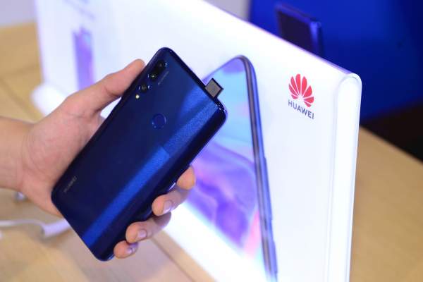 Smartphone camera “thò thụt” giá 6 triệu đồng: Chọn Huawei Y9 Prime hay Realme X?