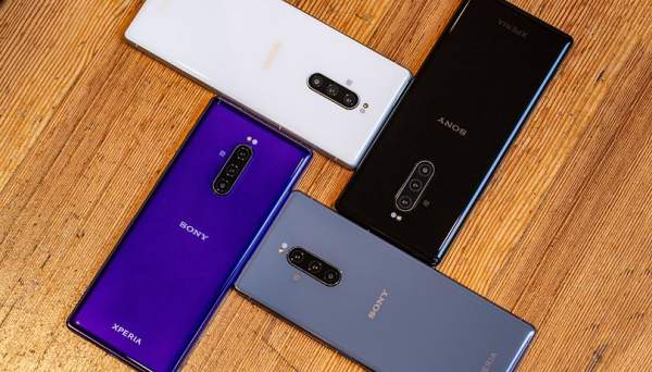 Chọn điện thoại siêu cấp mới: Oppo Reno 10x Zoom hay Sony Xperia 1?