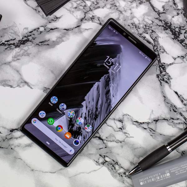 Chọn điện thoại siêu cấp mới: Oppo Reno 10x Zoom hay Sony Xperia 1?