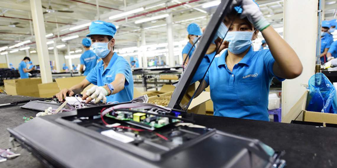 Công nhân làm việc tại Công ty cổ phần điện tử ASANZO Việt Nam tại khu công nghiệp Vĩnh Lộc, Q. Bình Tân, TP.HCM - Ảnh: QUANG ĐỊNH
