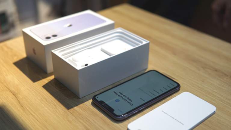 iPhone 11 xách tay giảm giá sốc trước ngày hàng chính hãng lên kệ