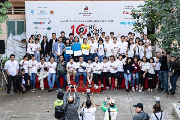 Help-Portrait lần thứ 10 chính thức khai mạc với sự tham gia của hơn 1.000 tình nguyện viên