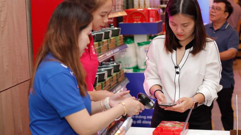 Khách mua sắm tại Saigon Co.op được thanh toán bằng ví MoMo