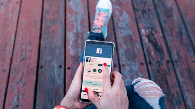 Cách tạo và đăng văn bản dạng ảnh động GIF lên story Facebook