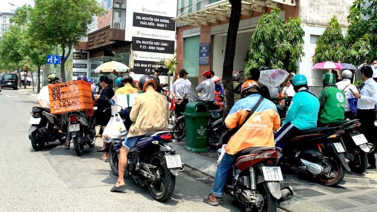 Giao hàng, chuyển khoản sôi động trong mùa dịch covid-19