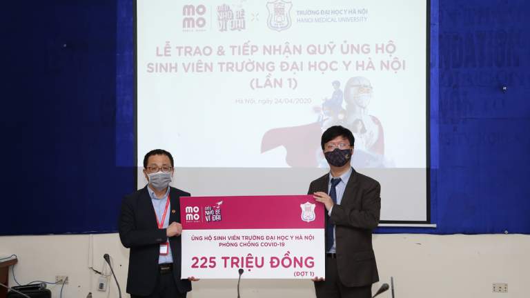 Ví MoMo trao tiền quyên góp đợt 1 trị giá 225 triệu đồng ủng hộ cho sinh viên Trường Đại học Y Hà Nội