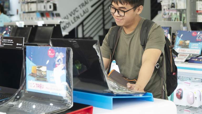 Khai trương showroom Phong Vũ Hoàng Hoa Thám