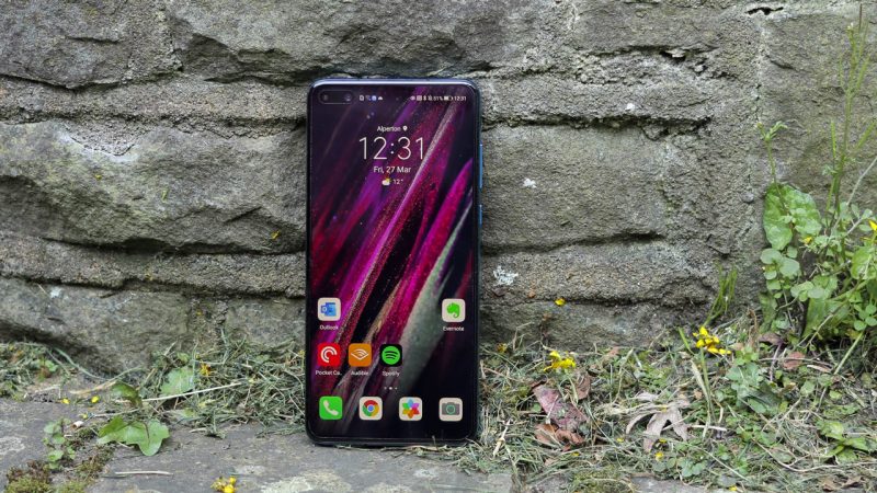 Chọn smartphone cao cấp nhỏ gọn: Galaxy S20 hay Huawei P40?