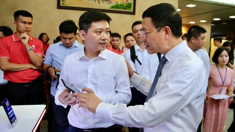 VinSmart phát triển thành công điện thoại Vsmart Aris 5G