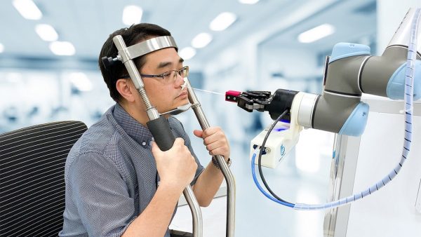 Đại dịch thúc đẩy nhu cầu toàn cầu về Cobot trong ngành y tế