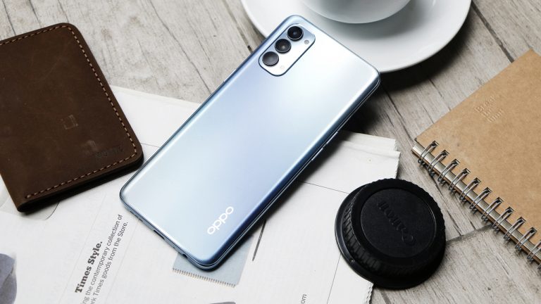 FPT Shop tặng bộ quà trị giá 2,99 triệu đồng cho khách đặt mua OPPO Reno4 Series