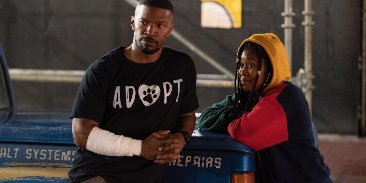 PROJECT POWER (L to R) JAMIE FOXX as ART and DOMINIQUE FISHBACK as ROBIN in PROJECT POWER Cr. SKIP BOLEN/NETFLIX © 2020