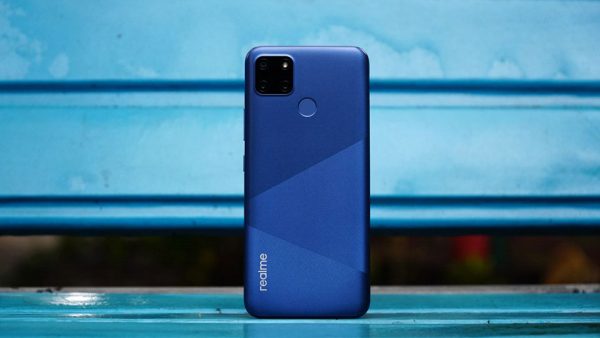 Chọn điện thoại pin 6.000mAh: Realme C12 hay Galaxy M21?