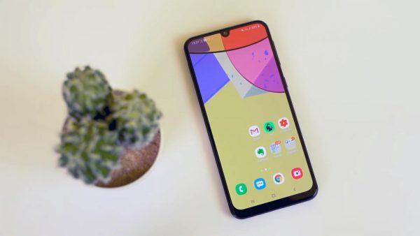 Chọn điện thoại pin 6.000mAh: Realme C12 hay Galaxy M21?
