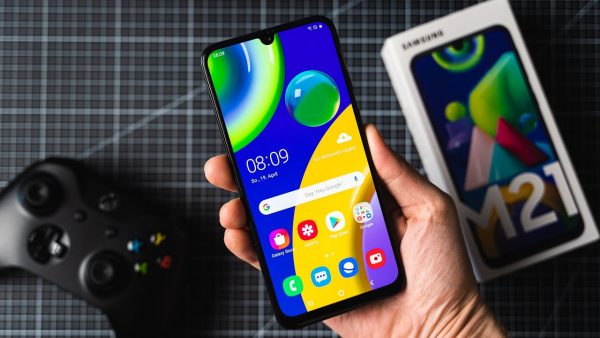 Chọn điện thoại pin 6.000mAh: Realme C12 hay Galaxy M21?