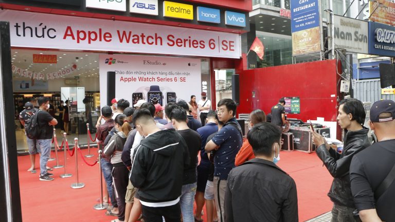 “Cháy hàng’ hơn 500 chiếc Apple Watch Series 6 và SE chính hãng chỉ trong 30 phút mở bán tại FPT Shop