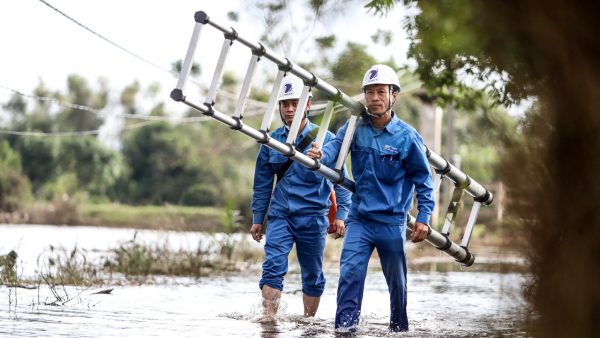 Thuê bao VinaPhone nằm trong vùng mưa lũ được cộng 500 phút thoại và 30GB data Thuê bao VinaPhone nằm trong vùng mưa lũ được cộng 500 phút thoại và 30GB data